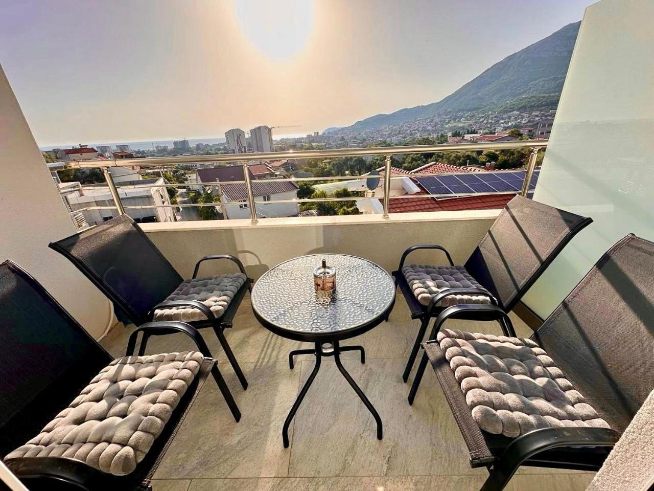 Villa Holiday Apartments Bar Exterior photo