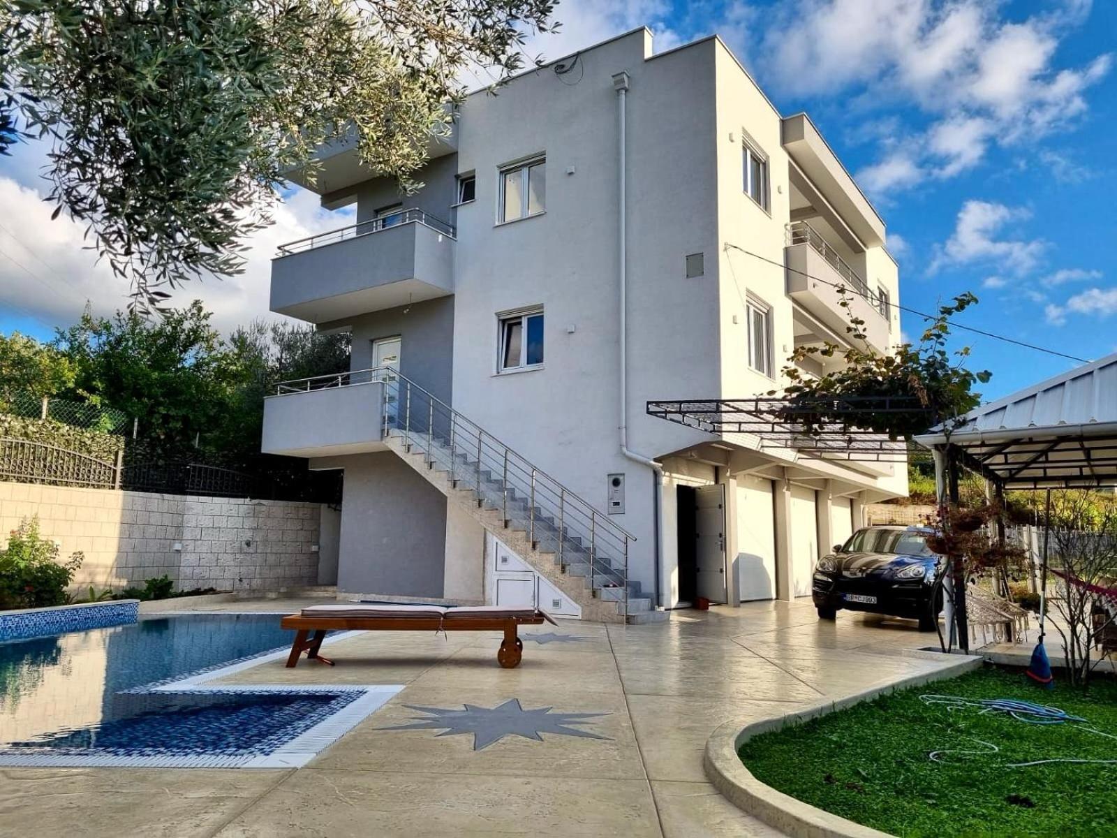 Villa Holiday Apartments Bar Exterior photo
